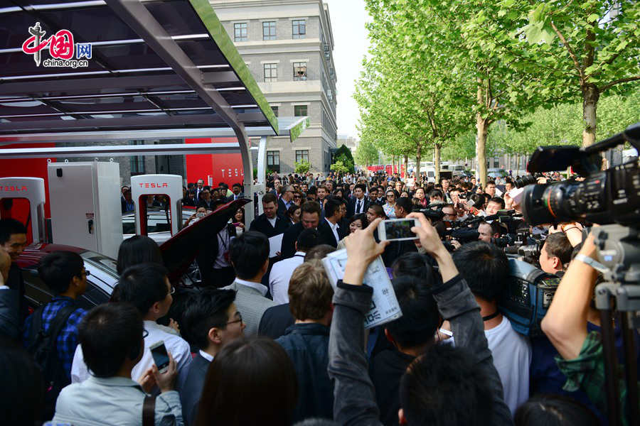 Missing the current 2014 Beijing International Automotive Exhibition may have been a disappointment for its fans, but the delivery of Tesla's Model-S electric cars outside the company's China headquarters, some 15 km from the car show venue, effectively reignited the enthusiasm of consumers.