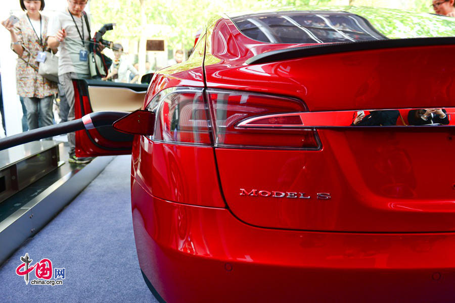 Missing the current 2014 Beijing International Automotive Exhibition may have been a disappointment for its fans, but the delivery of Tesla's Model-S electric cars outside the company's China headquarters, some 15 km from the car show venue, effectively reignited the enthusiasm of consumers.