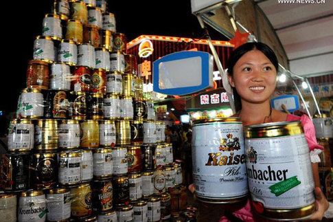 A waitress serves beers for customers during the 23rd Qingdao International Beer Festival in Qingdao, East China's Shandong province, Aug 25, 2013. [Xinhua] 