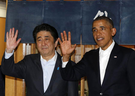 U.S. President Barack Obama (R) waves next to Japan's Prime Minister Shinzo Abe after dinner at Sukiyabashi Jiro restaurant in Tokyo, April 23, 2014.[Photo/China Daily via agencies]