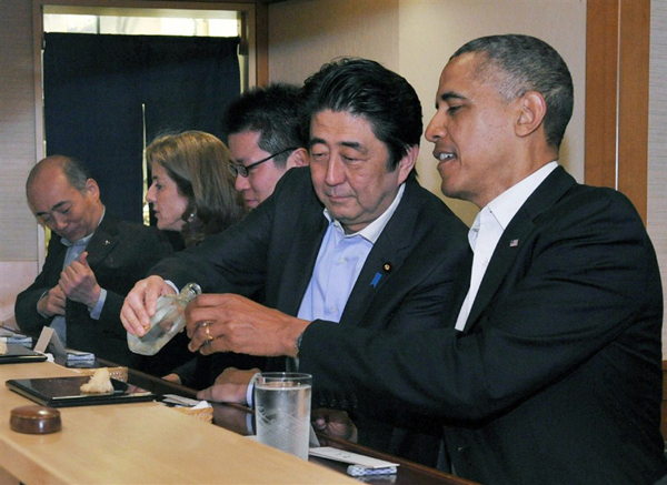 Japanese Prime Minister Shinzo Abe (2nd R) talking with US President Barack Obama (R) at Sukiyabashi Jiro restaurant in Tokyo on Wednesday, April 23, 2014. [Shanghai Daily]