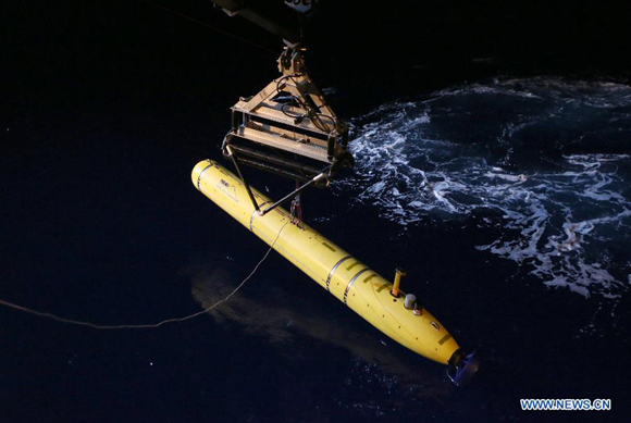 Photo released by the Australian Defense Department on April 18, 2014 shows Phoenix International Autonomous Underwater Vehicle (AUV) Artemis is craned over the side of Australian Defense Vessel Ocean Shield in the search for missing Malaysia Airlines flight MH370. [Photo/Xinhua]