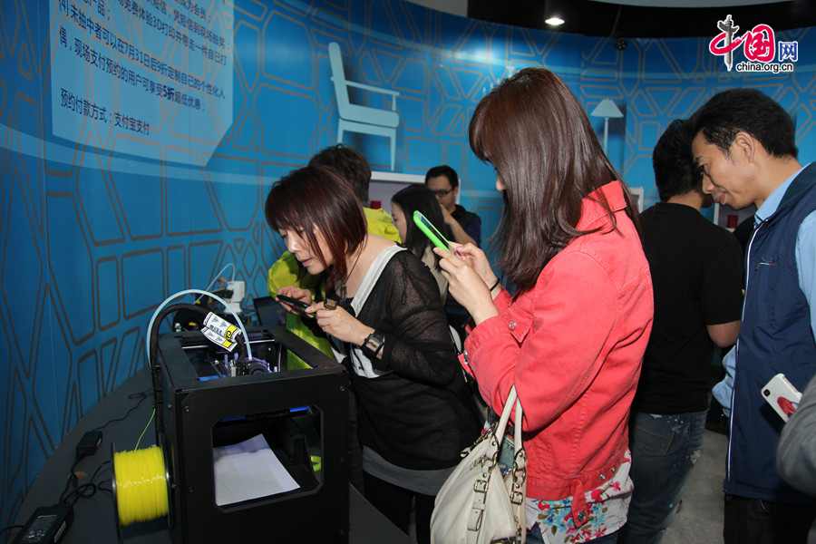 Haier, China&apos;s leading home appliance firm, showcases its most innovative &apos;smart life&apos; home appliances at its newly launched exhibition hall Friday in Qingdao, part of Haier&apos;s user-oriented innovation program for a smart future. The Haier &apos;Smart Life&apos; system includes home appliance controls, multimedia entertainment, security alarm monitoring and other outstanding devices. [Photo / China.org.cn]