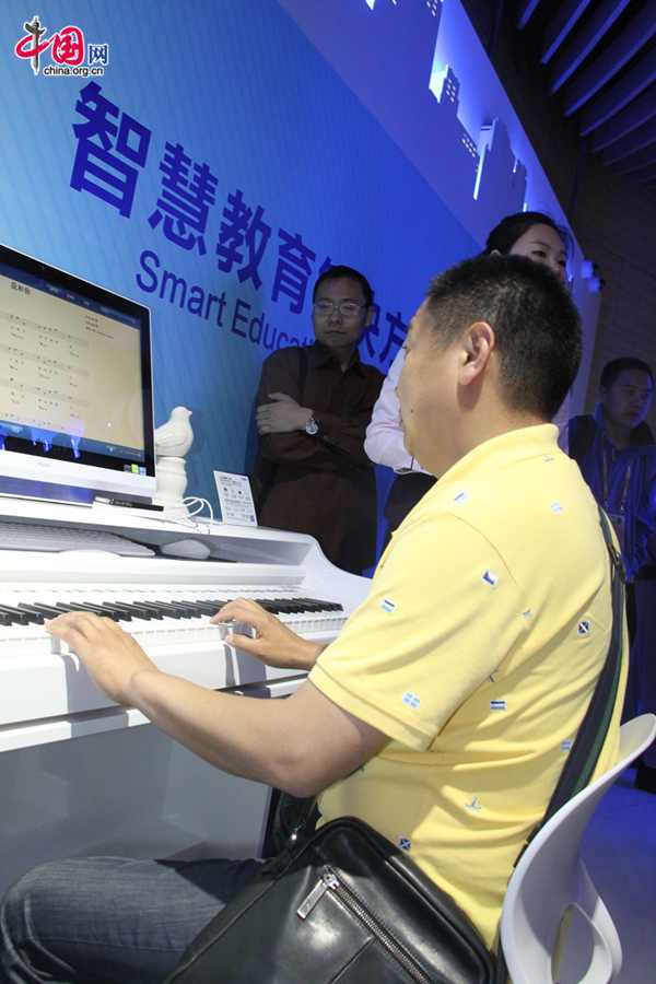 Haier, China&apos;s leading home appliance firm, showcases its most innovative &apos;smart life&apos; home appliances at its newly launched exhibition hall Friday in Qingdao, part of Haier&apos;s user-oriented innovation program for a smart future. The Haier &apos;Smart Life&apos; system includes home appliance controls, multimedia entertainment, security alarm monitoring and other outstanding devices. [Photo / China.org.cn]