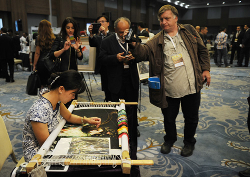 A Chinese silk embroidery artist works on her creation on the sidelines of an international seminar on the ancient Silk Road held in Istanbul, Turkey, on October 28, 2013 [Photo by Lu Zhe/Beijing Review]