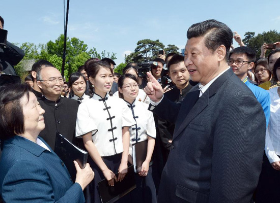 Chinese President Xi Jinping (R) talks with reciters while attending a campus poetry recital marking the 95th anniversary of the May 4th Movement of 1919 at Peking University in Beijing, capital of China, May 4, 2014. [Xinhua photo]
