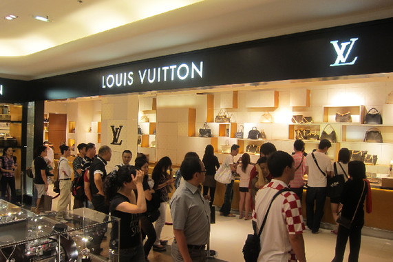 Louis Vuitton Shop Barcelona Stock Photo - Download Image Now - Louis  Vuitton - Designer Label, Barcelona - Spain, Store - iStock