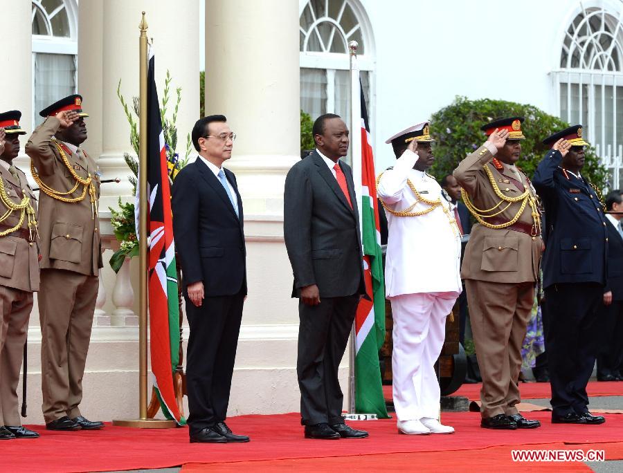 Chinese Premier Li Keqiang (3rd L) attends a welcoming ceremony held by Kenyan President Uhuru Kenyatta before their talks in Nairobi, Kenya, May 10, 2014. 