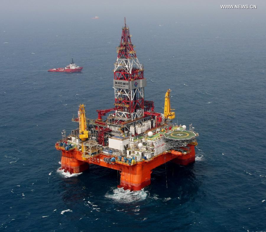 File photo shows the 981 drilling platform of China Oilfield Services Limited (COSL), 17 nautical miles (some 31 kilometers) from Zhongjian Island of China's Xisha Islands, south China sea.[Photo/Xinhua]