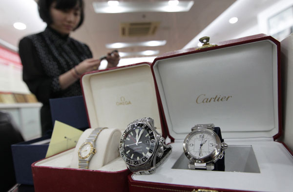 Luxury items given as bribes to government officials will be auctioned in Wenzhou, East China's Zhejiang province, according to local anti-graft officials, on May 4, 2013. [Photo/Asianewsphoto]