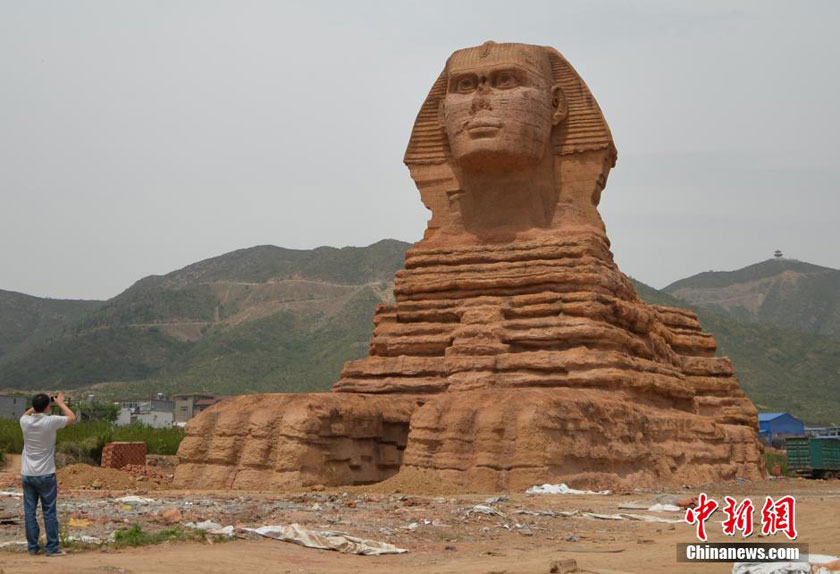 A copy of Egypt's famous sphinx is built in a village in Hebei province, housing a film and TV studio inside. [Photo/Chinanews.com] 