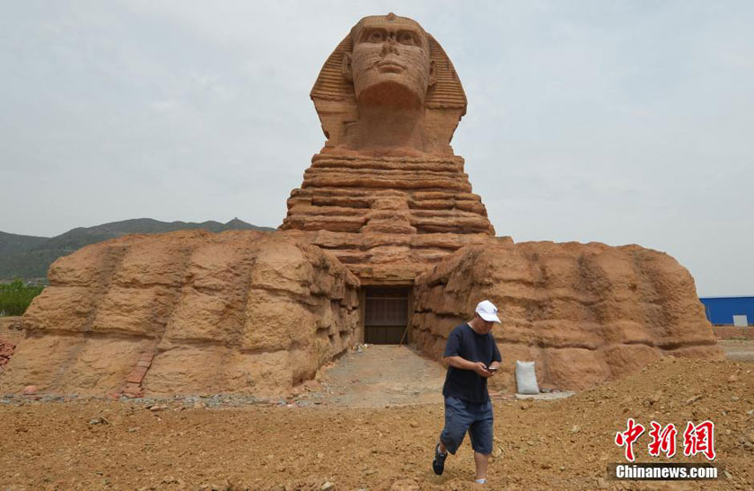 A copy of Egypt's famous sphinx is built in a village in Hebei province, housing a film and TV studio inside. [Photo/Chinanews.com]