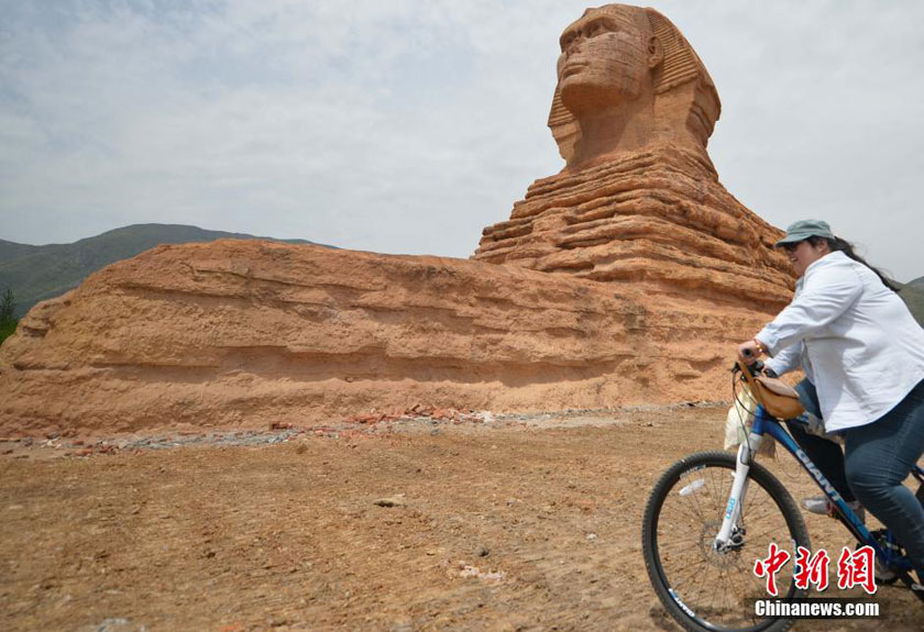 A copy of Egypt's famous sphinx is built in a village in Hebei province, housing a film and TV studio inside. [Photo/Chinanews.com] 
