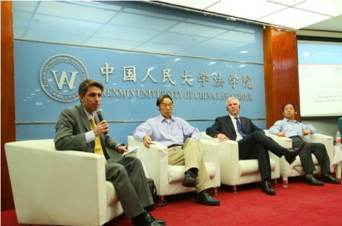 The 5th UK-China Intellectual Property Salon in Beijing on May 15. Steve Rowan (R2), Director of Trademarks and Designs, UK Intellectual Property Office, gave a keynote speech. Liu Chuntian (L2), dean of the Intellectual Property Academy of Renmin University, and Cheng Yongshun (R1), director of the Beijing Intellectual Property Institute and former deputy chief judge at Beijing High People’s Court IP Tribunal, sat as panelists. [China.org.cn/Zhang Lulu]