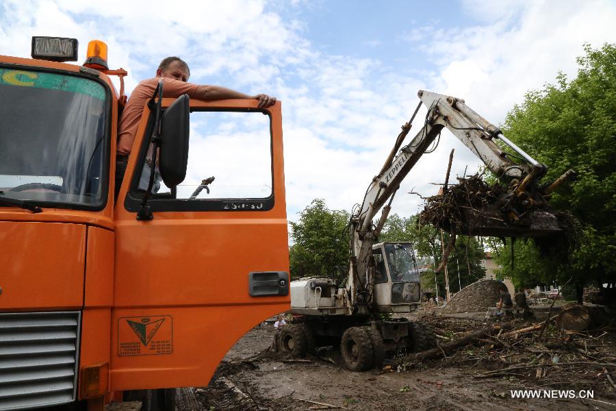 Local residents begin to clean their houses and streets in Maglaj, nearby Doboj, Bosnia-Herzegovina, on May 18, 2014. The flooding, the worst in about 120 years, killed at least 20 people, local media reported. [Photo/Xinhua]