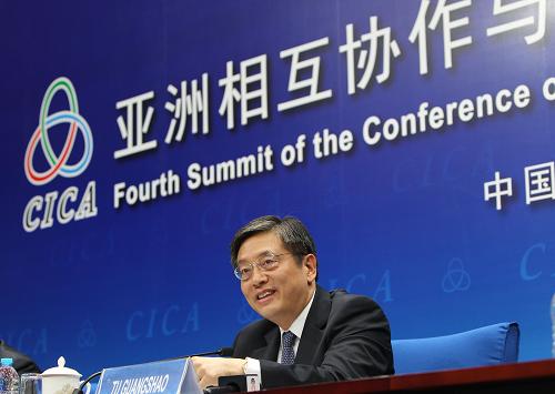 Tu Guangshao, deputy mayor of Shanghai, answers questions at the press briefing of the 4th Summit of the Conference on Interaction and Confidence Building Measures in Asia (CICA) in Shanghai, east China, May 19, 2014. The summit will be held in Shanghai from May 20 to 21. [Photo/Xinhua] 