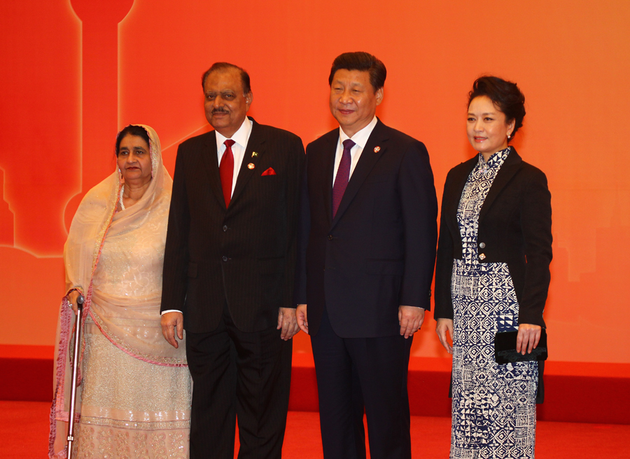 Chinese President Xi Jinping and wife Peng Liyuan meet with Pakistani President Mamnoon Hussain and his wife on the sidelines of CICA Summit in Shanghai on May 20, 2014.[Photo: Pakistan Embassy in Beijing]