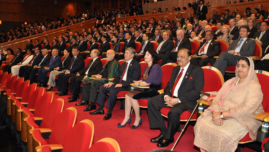 Pakistani President Mamnoon Hussain (R2) and his wife (R1) watch the performance with other leaders on the sidelines of CICA Summit in Shanghai on May 20, 2014. [Photo: Pakistan Embassy in Beijing]