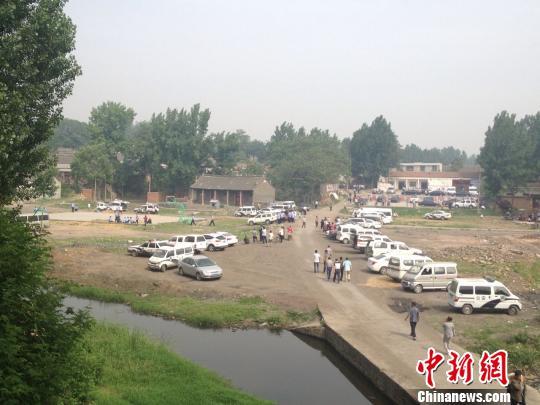 Police cars arrive at Beidian village in Pingdingshan city after the hacking attack in which eight people died. [Photo/chinanews.com] 