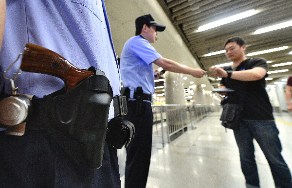 北京启动社会面一级防控 民警首次配枪巡地铁站