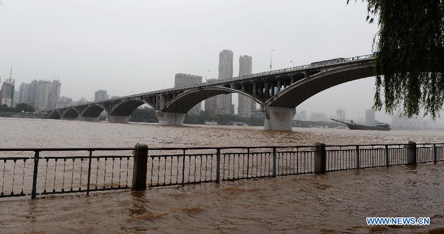 The sidewalk along Xiangjiang River is submerged in Changsha, capital of central China's Hunan Province, May 26, 2014. Hunan issued the red alert of floods on May 25 as continuous downpours hit many parts of the province. A total of 400,000 people were affected and 16,776 displaced with the collapse of 520 houses. [Photo/Xinhua]