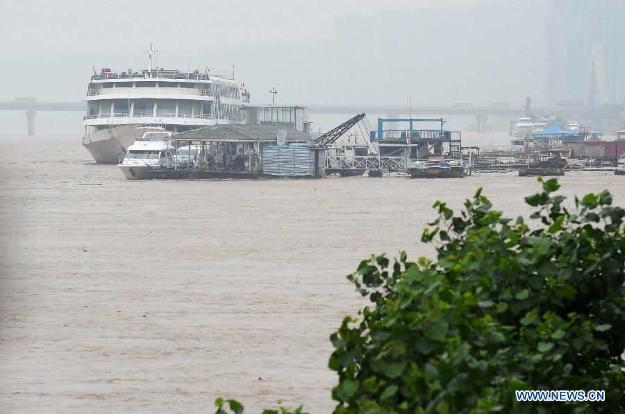 Floods raise the water level of Xiangjiang River in Changsha, capital of central China's Hunan Province, May 26, 2014. Hunan issued the red alert of floods on May 25 as continuous downpours hit many parts of the province. A total of 400,000 people were affected and 16,776 displaced with the collapse of 520 houses. [Photo/Xinhua]