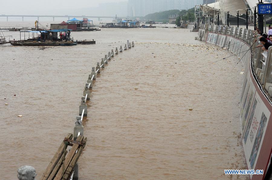 A square along Xiangjiang River is submerged in Changsha, capital of central China's Hunan Province, May 26, 2014. Hunan issued the red alert of floods on May 25 as continuous downpours hit many parts of the province. A total of 400,000 people were affected and 16,776 displaced with the collapse of 520 houses. [Photo/Xinhua]