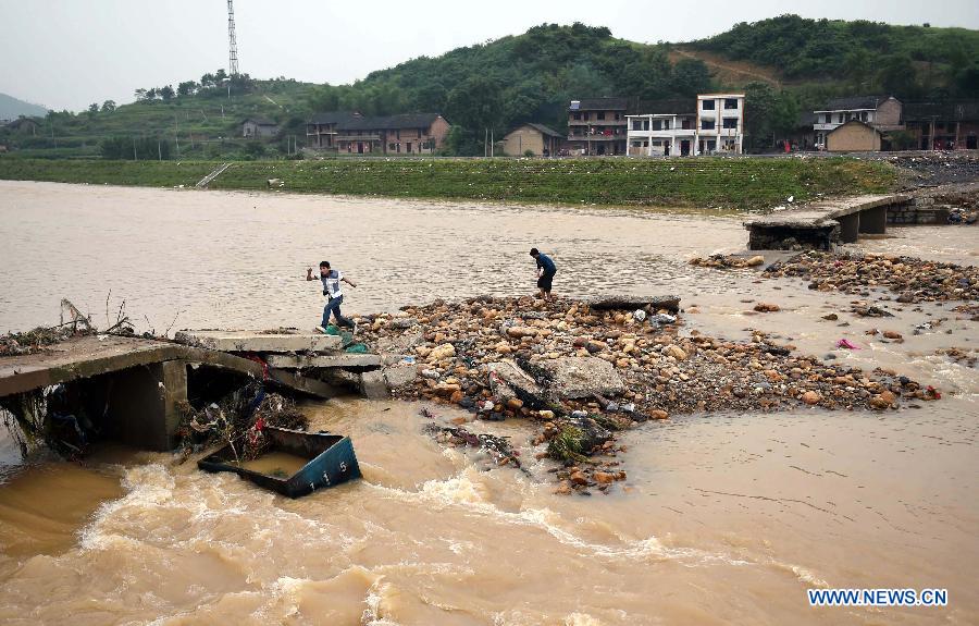 A bridge is damaged by flood water in Chenjiafang Town, Shaoyang County, central China's Hunan Province, May 26, 2014. Hunan issued the red alert of floods on May 25 as continuous downpours hit many parts of the province. A total of 400,000 people were affected and 16,776 displaced with the collapse of 520 houses. [Photo/Xinhua]