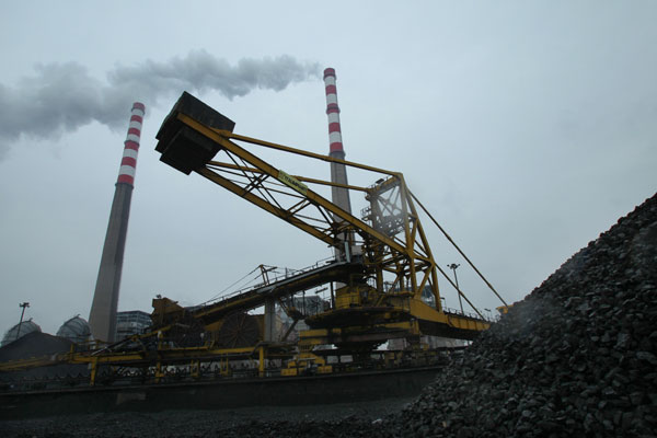 A coal-fired power plant in Nantong, Jiangsu province. According to a midterm assessment in 2013, the nation fell behind in some of its pollution targets over the past three years. [Photo/China Daily]