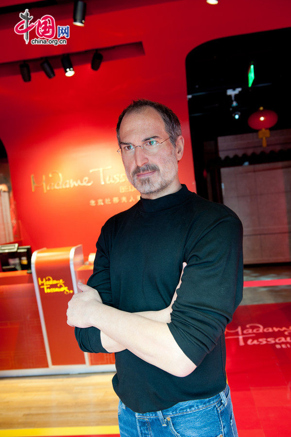 A wax figure of Steve Jobs is on display at the entrance of Madame Tussauds Beijing on Thursday. The wax museum will be officially open to public on May 31, 2014. [Photo by Chen Boyuan / China.org.cn] 