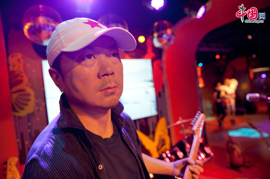 A wax figure of Cui Jian, a forerunner of rock-n-roll music in China, is on display at Madame Tussauds Beijing on Thursday. The wax museum will be officially open to public on May 31, 2014. [Photo by Chen Boyuan / China.org.cn]