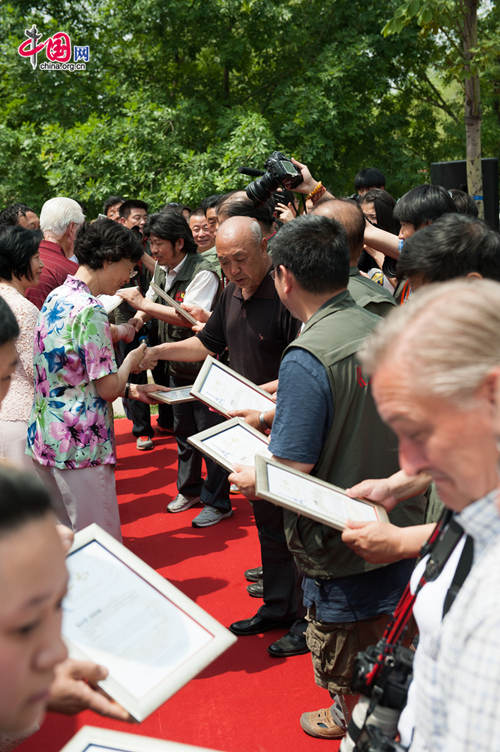 Artists taking part in the Opening Ceremony of Xishan International Season of Painting, Caligraphy and Photography and Inauguration of Artist Creation Camp are awarded with a certificate each. [Photo by Chen Boyuan / China.org.cn]