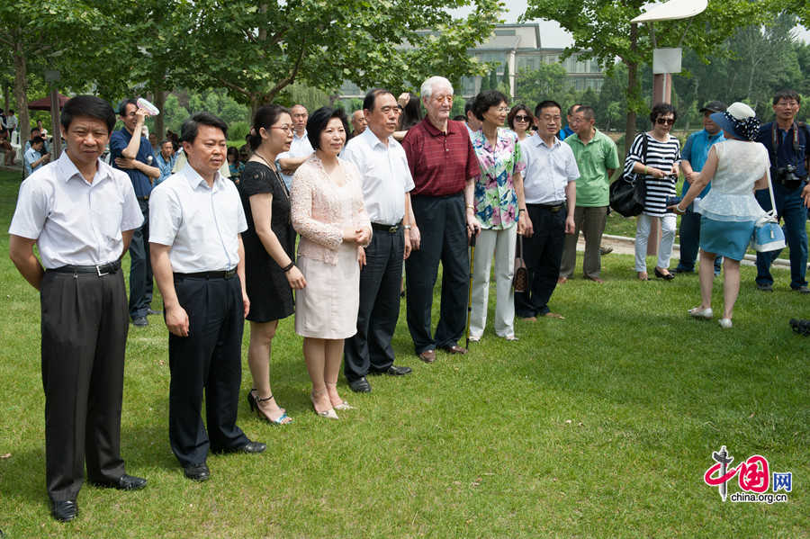 Madame Wang Hui (L4), director of the information office at the Beijing Municipal Government and Chen Mingjie (L2), head of publicity department of Haidian District Government are among the representatives from the organizer for Xishan International Season of Painting, Caligraphy and Photography and Inauguration of Artist Creation Camp. [Photo by Chen Boyuan / China.org.cn]