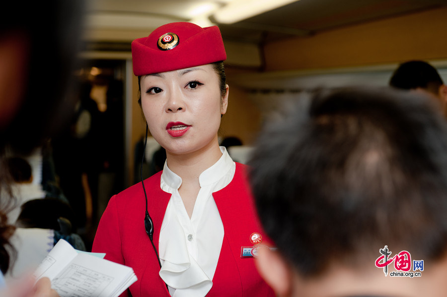 Attendants shine at Xinjiang-Lanzhou high-