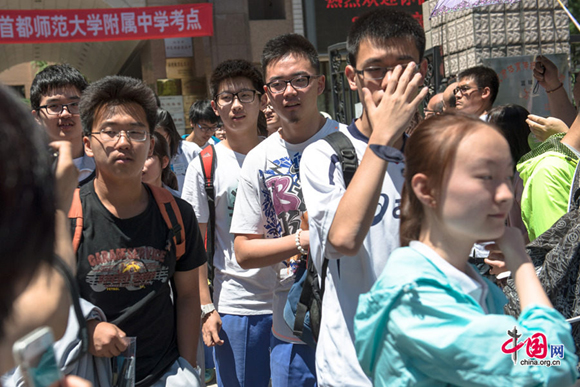 Students file out of the Middle School Affiliated to Capital Normal Univeristy (CNU) on Saturday, June 6, 2016, after finishing the Exam on Chinese, the first subject of the two-day national college entrance exam. Official statistics show a total of 9.39 million students are registered to take the two-day exam, a 3 percent increase than last year. [Photob by Chen Boyuan / China.org.cn]