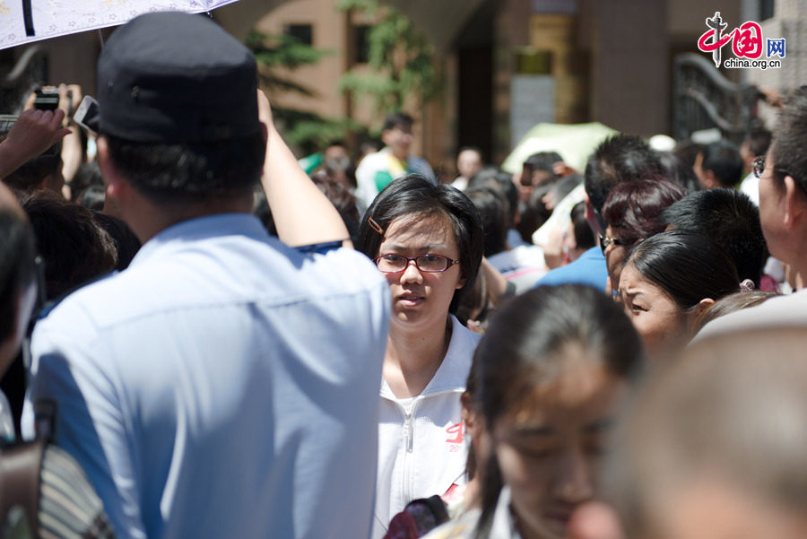 Students file out of the Middle School Affiliated to Capital Normal Univeristy (CNU) on Saturday, June 6, 2016, after finishing the Exam on Chinese, the first subject of the two-day national college entrance exam. Official statistics show a total of 9.39 million students are registered to take the two-day exam, a 3 percent increase than last year. [Photob by Chen Boyuan / China.org.cn]