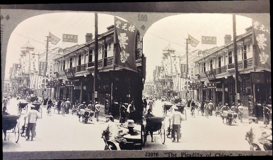 Two photos of Fuzhou Road taken in the 1930s by Italian diplomat Francesco Taliani are now on display at the Shanghai Municipal Archives. 