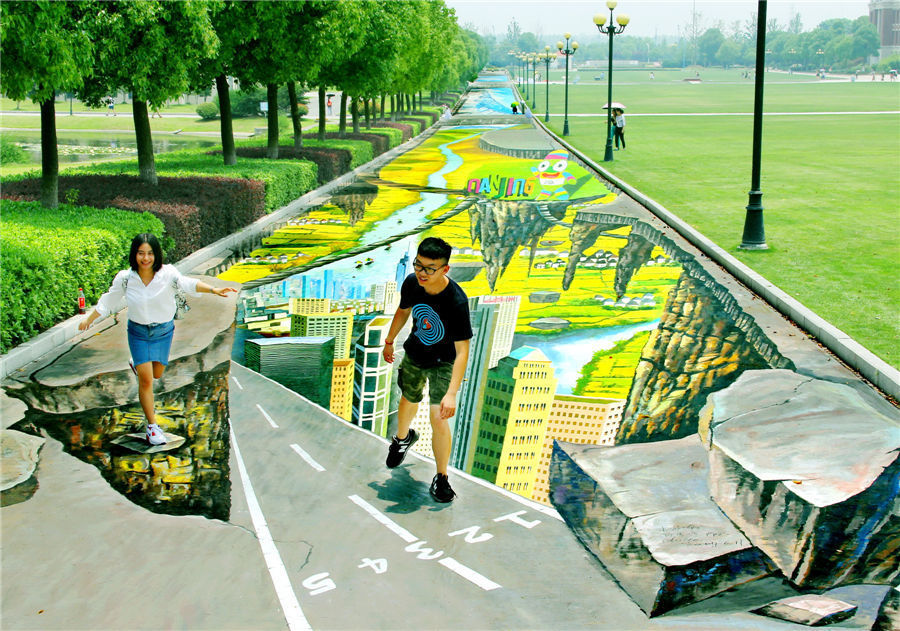 A 3D street painting at the Communication University of China, Nanjing, stretches 365 meters long and is 7.5 meters wide, and occupies over 2,600 square meters, June 11, 2014. [Photo by Wang Luxian/Asianewsphoto]