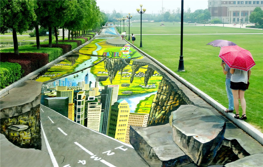 A 3D street painting at the Communication University of China, Nanjing, stretches 365 meters long and is 7.5 meters wide, and occupies over 2,600 square meters, June 11, 2014. [Photo by Wang Luxian/Asianewsphoto]