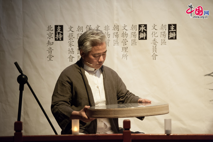 A musician plays with a traditional Chinese music instrument on Thursday, June 12, 2014, part of a series of activities to commemorate China&apos;s 9th National Day of Cultural Heritage, which falls on June 14 each year. [Photo by Chen Boyuan / China.org.cn]