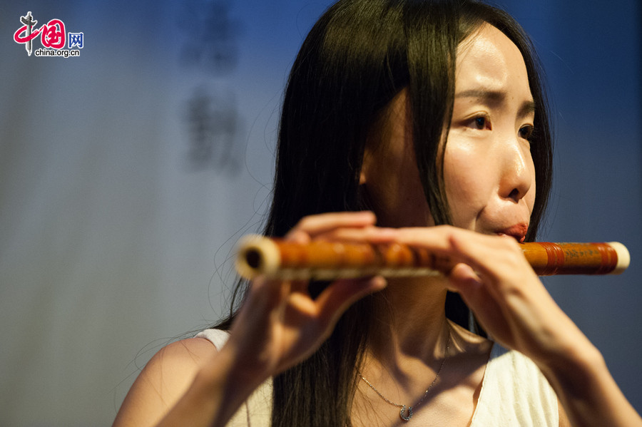 A musician plays with a traditional Chinese music instrument on Thursday, June 12, 2014, part of a series of activities to commemorate China&apos;s 9th National Day of Cultural Heritage, which falls on June 14 each year. [Photo by Chen Boyuan / China.org.cn]