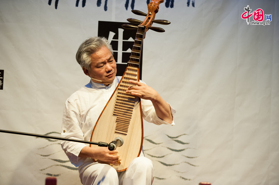 A musician plays with a traditional Chinese music instrument on Thursday, June 12, 2014, part of a series of activities to commemorate China&apos;s 9th National Day of Cultural Heritage, which falls on June 14 each year. [Photo by Chen Boyuan / China.org.cn]