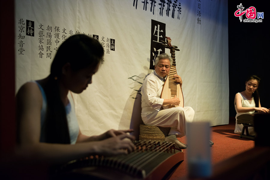 Musicians play with traditional Chinese music instruments on Thursday, June 12, 2014, part of a series of activities to commemorate China&apos;s 9th National Day of Cultural Heritage, which falls on June 14 each year. [Photo by Chen Boyuan / China.org.cn]