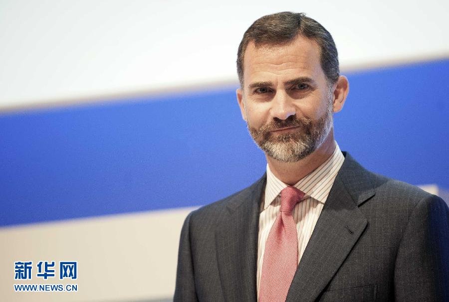 The King Juan Carlos I de Borbon signed on Wednesday the law on his abdication at the Royal Palace of Madrid in order to give the crown to his son Felipe de Borbon, who will be King of Spain at Wednesday midnight. 