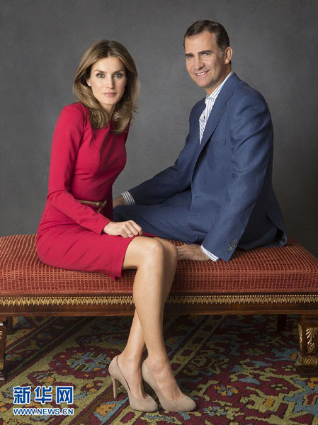 The King Juan Carlos I de Borbon signed on Wednesday the law on his abdication at the Royal Palace of Madrid in order to give the crown to his son Felipe de Borbon, who will be King of Spain at Wednesday midnight. 