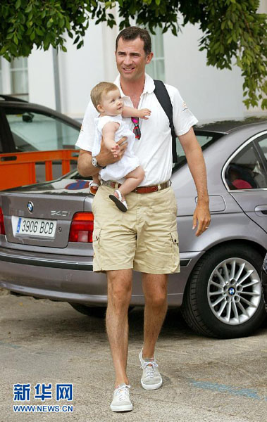 The King Juan Carlos I de Borbon signed on Wednesday the law on his abdication at the Royal Palace of Madrid in order to give the crown to his son Felipe de Borbon, who will be King of Spain at Wednesday midnight. 