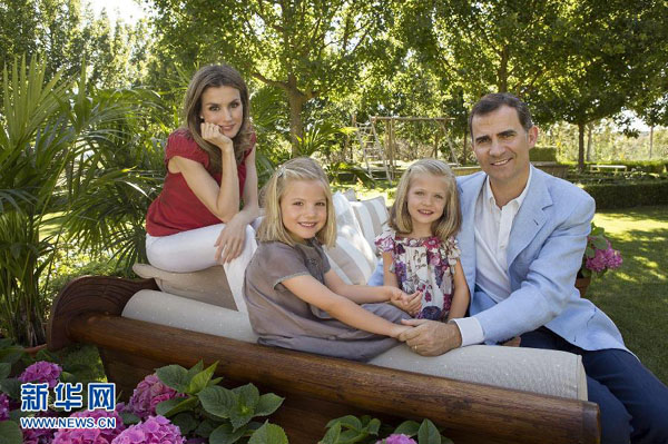 The King Juan Carlos I de Borbon signed on Wednesday the law on his abdication at the Royal Palace of Madrid in order to give the crown to his son Felipe de Borbon, who will be King of Spain at Wednesday midnight. 