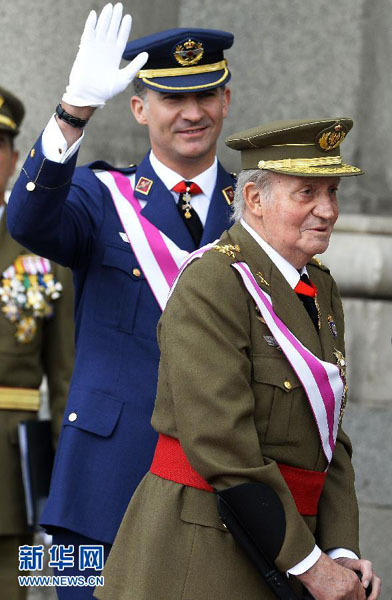 The King Juan Carlos I de Borbon signed on Wednesday the law on his abdication at the Royal Palace of Madrid in order to give the crown to his son Felipe de Borbon, who will be King of Spain at Wednesday midnight. 
