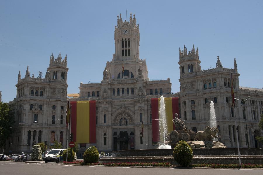 The King Juan Carlos I de Borbon signed on Wednesday the law on his abdication at the Royal Palace of Madrid in order to give the crown to his son Felipe de Borbon, who will be King of Spain at Wednesday midnight. 