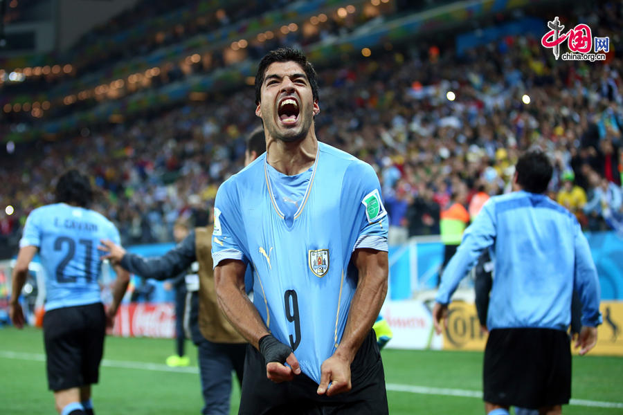 Luis Suarez roars as Uruguay beats England 2-1 in their World Cup Group D match on Thursday. After losing two matches, England now has little hope to advance into the last 16. [Photo / CFP]